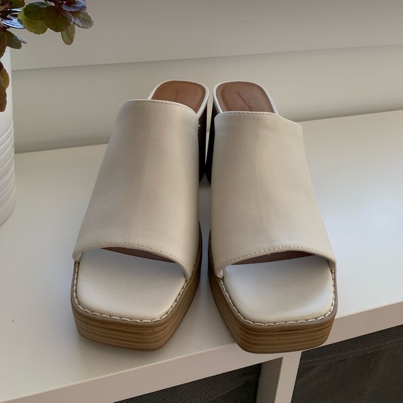 Universal Thread Heels - Picture 2 of 4